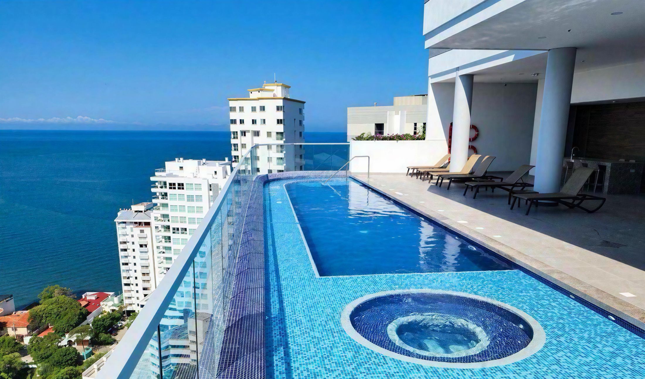 Piscina en la terraza del edificio Ámbar Roca, con jacuzzi y vista al mar Caribe