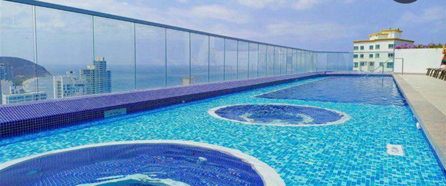 Jacuzzi integrado a la piscina de la terraza