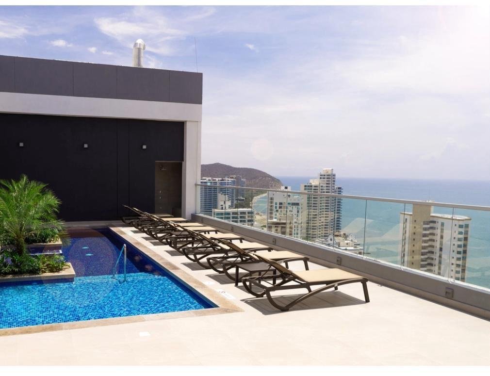 Terraza del edificio con piscina y panorámica del Rodadero