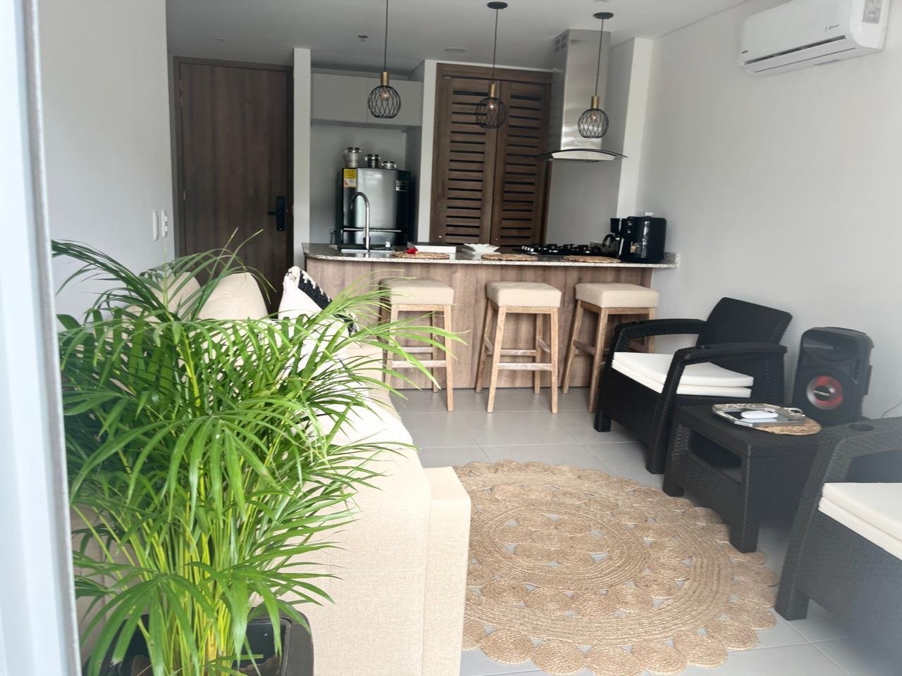 Sala comedor integrada con barra americana y cocina abierta