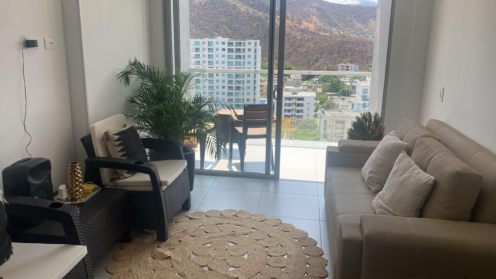 Sala con ventanal de piso a techo y vista a la Sierra Nevada