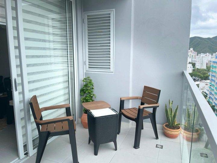 Terraza con mesa, sillas y plantas naturales frente a la montaña